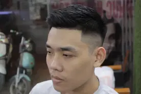 男生短发别乱剪，鬓边精修，中间留长，这样的男生发型才够帅！视频封面