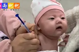 医生给刚出生的新生儿打疫苗，连续两针小宝宝疼得大哭，看得可怜视频封面