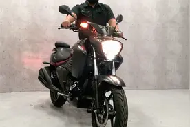 铃木小太子，排量150，外观声浪展示，油耗1.8，配ABS，适合代步视频封面