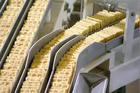 你知道为什么苏打饼干都是布满小孔的吗？看完制作过程你就明白了视频封面
