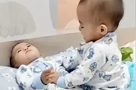 8个月双胞胎宝宝打架，表情奶凶动作呆萌，画面萌翻众人！视频封面