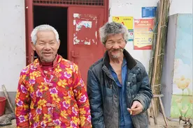 农村怪老头72岁大爷光棍兄弟当网红，老大有个怪癖只穿女式花袄子视频封面