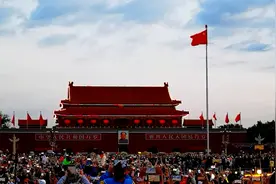 数万人天安门广场观看升旗仪式，游客：祖国越来越强大视频封面