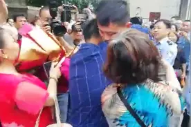 四川自贡一男子幼时被拐，28年后终与亲人团聚，相拥父母泣不成声视频封面