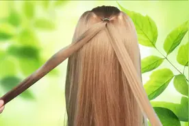 30多岁的妈妈这样扎头发，看起来年轻10岁，扎法简单易学