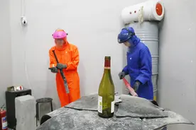 北京798艺术区现“发泄屋” 砸酒瓶砸电视砸“假人”