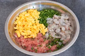三鲜饺子馅这样调才好吃!教你饭店调馅秘诀，馅料鲜嫩多汁无腥味视频封面