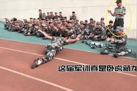 成都大学军训，教官表演单杠舞惊艳全场，果然教官不是谁都能当的视频封面