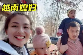 老公带俩娃去洗澡，包单间舒服又方便，越南媳妇：享受下高级待遇视频封面
