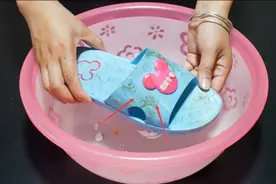 不管拖鞋多脏多黑，学会这招，拖鞋立马干净如新，好方法都学学视频封面