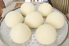 用开水烫面做馒头，是老一辈蒸馒头的方法，不发面个个暄软回甘视频封面