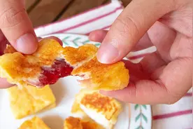 手把手教你做夹心吐司，做法简单，味道超赞，一口咬下去馅料爆浆视频封面