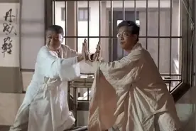 僵尸叔叔：这一段太搞笑了，建议喝水的时候不要看，全程笑个不停视频封面