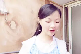 江西南昌：简陋的小厨房里客家小妹简单做两个小菜吃的很开心视频封面