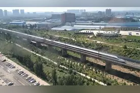 郑州一小区紧邻高铁，居民盼加隔音屏障：平时都不敢开窗户视频封面