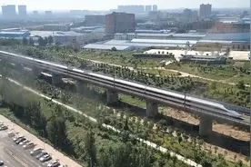 郑州一小区紧邻高铁，居民盼加隔音屏障：平时都不敢开窗户视频封面