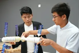 花5小时制作，浙江安吉这位老师用饮料瓶做的“空间站”火了！视频封面