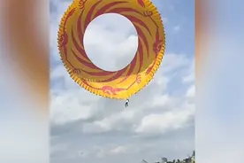 武汉风筝节一男子不慎被巨型风筝带上天 十几名壮汉压风筝线救下视频封面