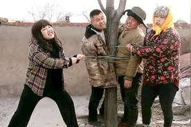 兄弟俩喝醉酒，不想被婆媳俩直接把他们绑到了树上，结局太逗了视频封面