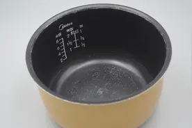 电饭煲内胆刮伤或涂层脱落还能继续用吗？很多人不懂，长见识了视频封面