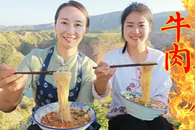 正宗西安牛肉泡馍，先炖肉再烙馍，春姐做的汤鲜味美，配糖蒜真香视频封面