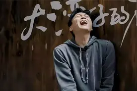 张智霖灰色卫衣搭配浅色休闲裤，少年感十足，完全看不出50岁了！视频封面