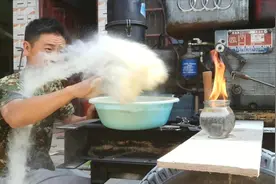 小伙把汽油加到水里面点燃，然后用干粉撒上去，能把火灭掉吗视频封面