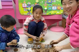 姐弟去路边挖黄胶泥，加很多水手感不粘，捏小公主撒上闪粉好看吗