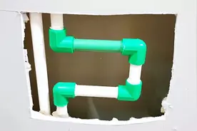 师傅用冲击钻把墙里的水管打破了，穿了个洞怎么办？教你轻松补救