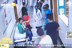 2岁男童桂圆卡喉窒息，护士教科书式海姆立克急救法成功解救视频封面