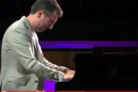 一位热衷于中国乐曲的德国钢琴家演奏《浏阳河》