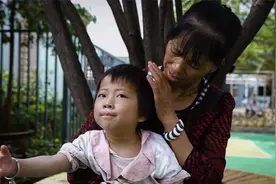 3岁女宝阳光可爱，如今面临放弃，看着她的笑容奶奶潸然泪下​​视频封面