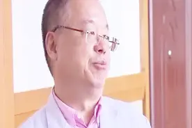 男子有点发烧和四肢无力，本以为是感冒，医生竟说拖久了就麻烦了视频封面