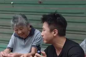 明星回老家片段，邓超吃南昌儿时小吃，老奶奶热情打包食物给他！视频封面