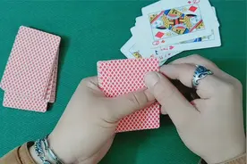 普通扑克只要经过了魔术师的手，就可以从背面认识牌，请看表演