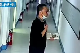 老师上课前努力调整情绪  网友：他把最好的一面留给了学生视频封面