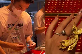 男友给女友买金饰被女友嫌俗气，整套往身上堆看呆网友：来进货？视频封面