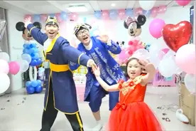 小女孩换上红色裙子，与两位王子一起跳舞，你觉得谁跳的好看？视频封面