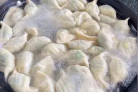 菠菜素馅饺子这样调馅，味道鲜美不油腻，既实惠营养，皮薄馅香