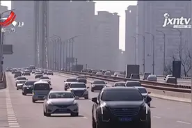 南昌·朝阳大桥：交警查超载 司机竟“躲”车底视频封面