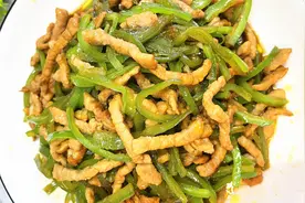 青椒炒肉丝的家常做法，炒好的青椒翠绿肉丝嫩滑，味道比饭店好吃