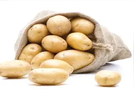 买土豆时，遇到这种“翻新土豆”记得不要买，菜贩从来不吃，看看视频封面