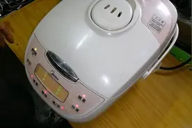 电饭煲通电灯一直闪，按键都不起作用，自己动手不花钱也能修好视频封面