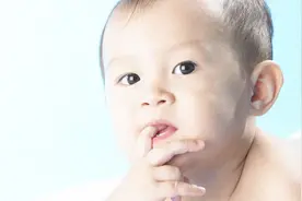 孩子喜欢吃手指，家长很苦恼，如何帮宝宝改掉这个毛病？视频封面