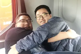 两个胖子同床共枕，只有柳汽乘龙H5的“魔法卧铺”能圆梦了视频封面