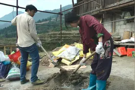 老房子改造，搬砖拌水泥浆还真是体力活，这活200块一天划得来吗