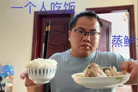 跟女同学玩了一天，她夸赞我帅气，心情很好，买了两个菜做晚饭吃视频封面