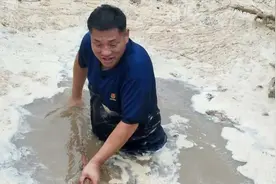 开封杞县暴雨村镇被淹，乡民政所长跳入脏水中疏通河道