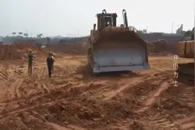 发明：中国研制了一款900马力重型推土机，如此庞大依然灵活作业视频封面