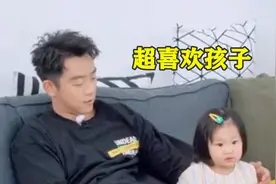 郑恺有多宠小女孩合集：抱着王祖蓝女儿不撒手，瞬间秒变暖男！视频封面